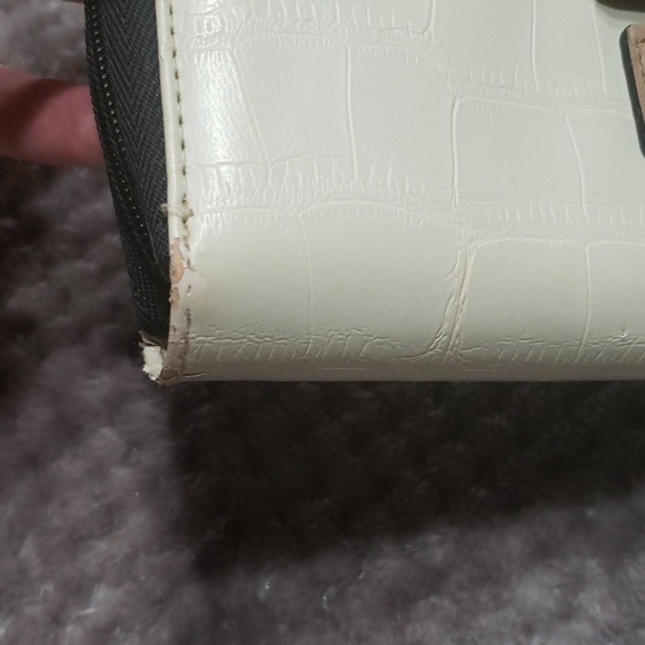 Women's Guess wallet - Picture 4 of 4